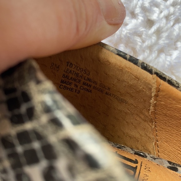 Sofft Grey & Black Stylish Patent Leather Alligator Style Pumps 8 M - Picture 6 of 6